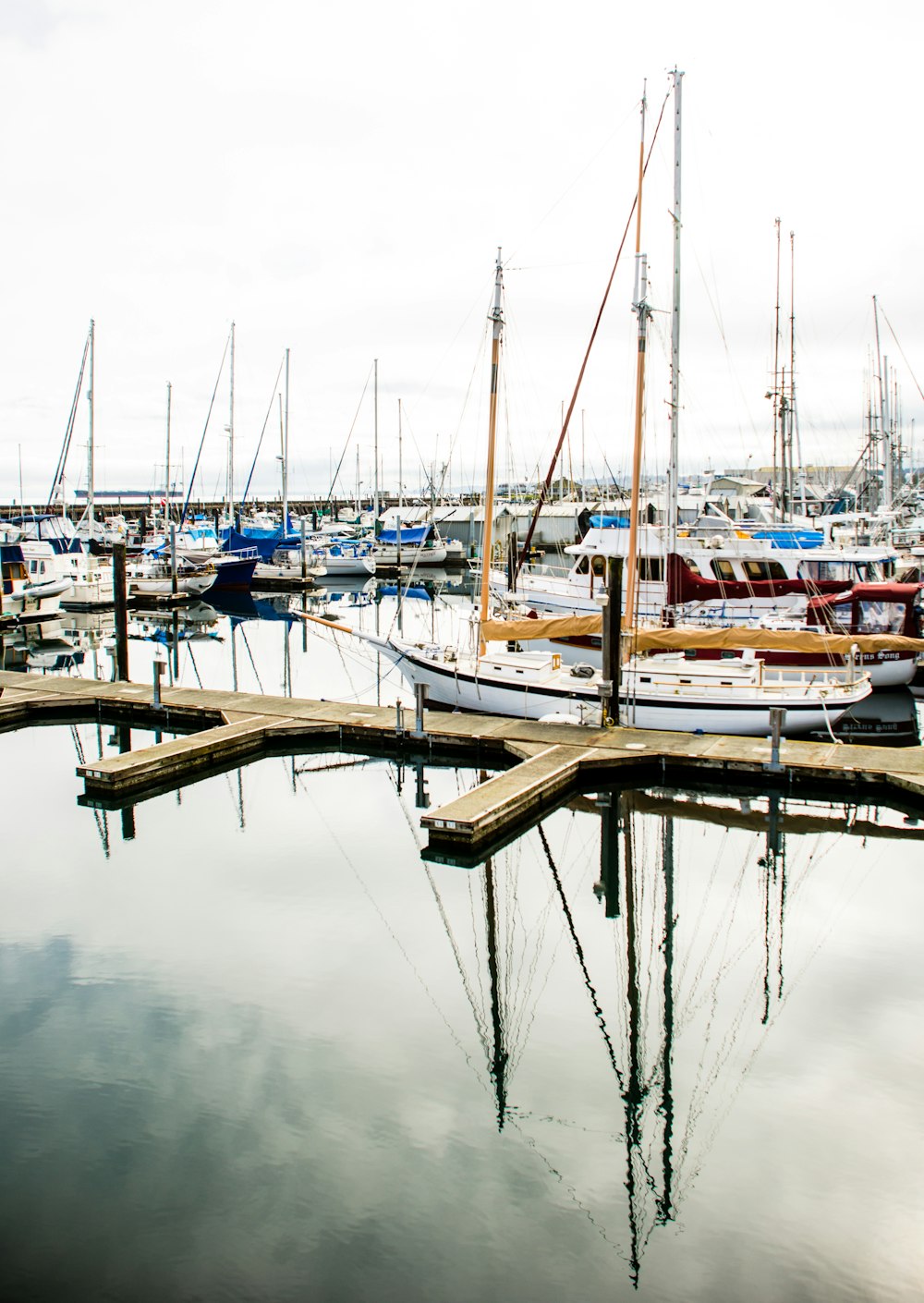 Barcos estacionando no cais