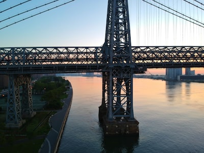 Williamsburg Bridge - Aus East River Park - Drone, United States