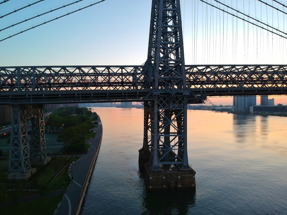 pont suspendu en métal gris pendant la journée