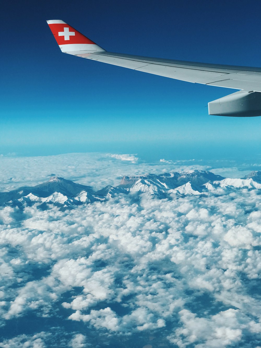 Flugzeug in der Nähe von Wolken