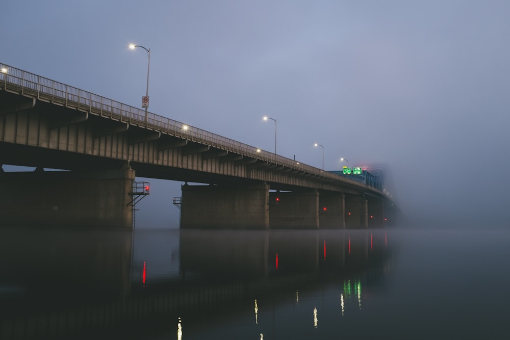 Puente cubierto de espesa niebla durante el día