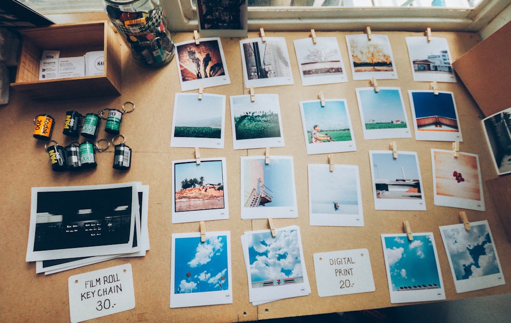 Sortierte Fotos auf beigefarbenem Holztisch
