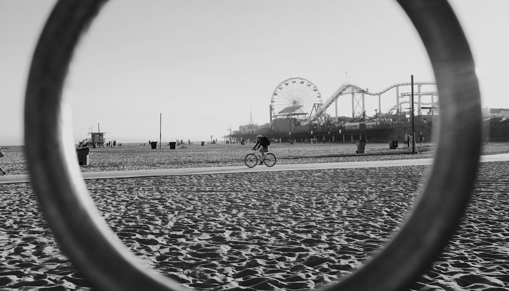 Graustufenfotografie einer Person, die Fahrrad fährt