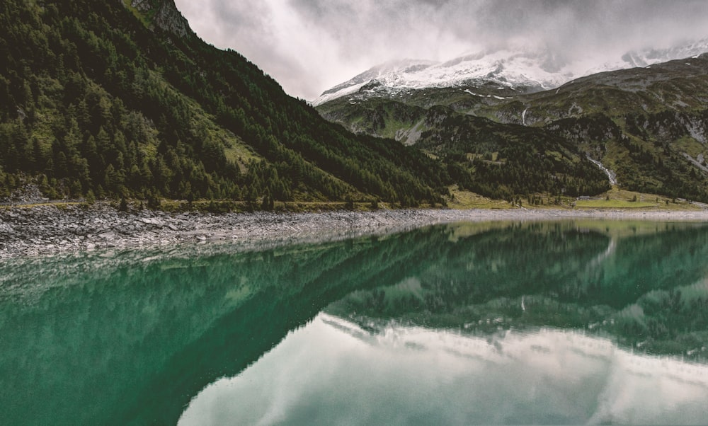 Montagnes vertes près du plan d’eau