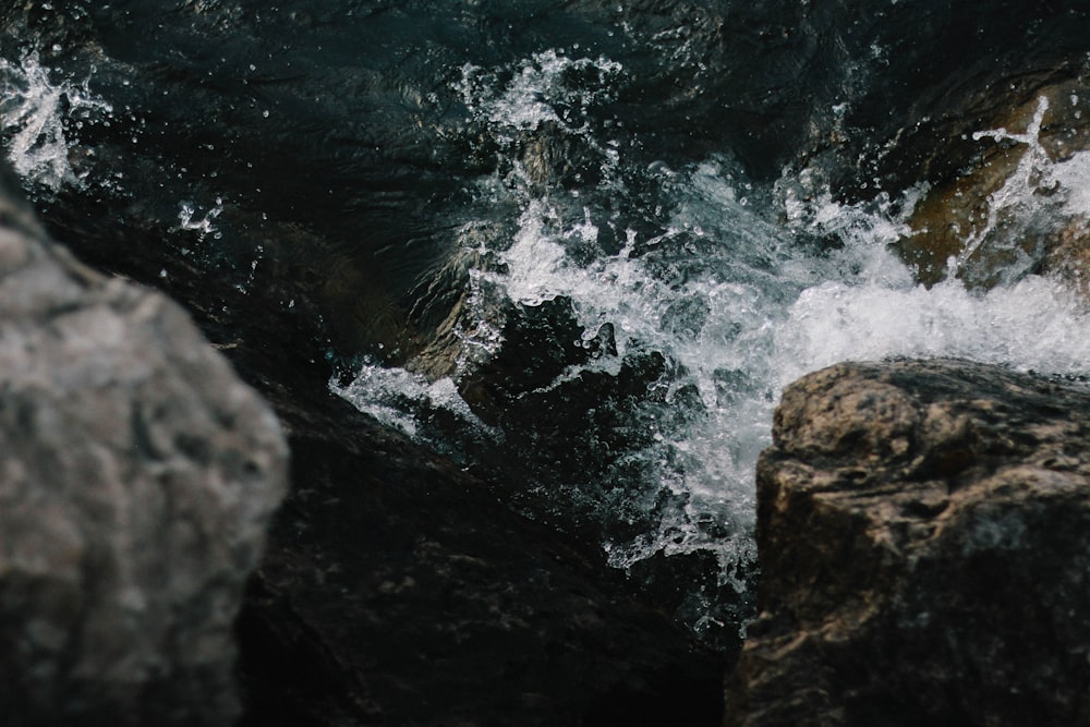 olas del mar rompiendo contra las rocas