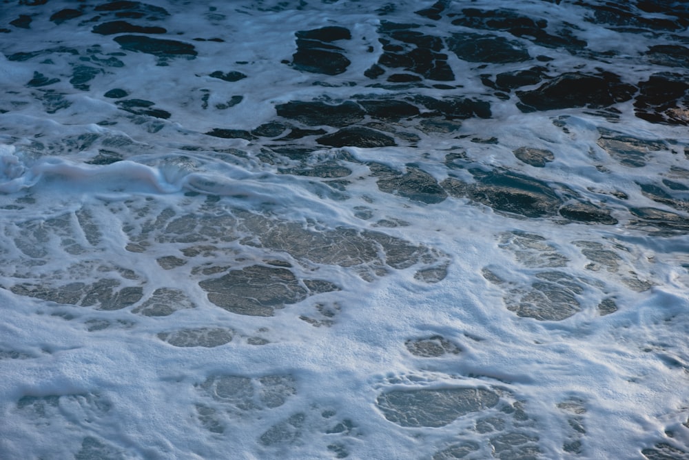 specchio d'acqua durante il giorno