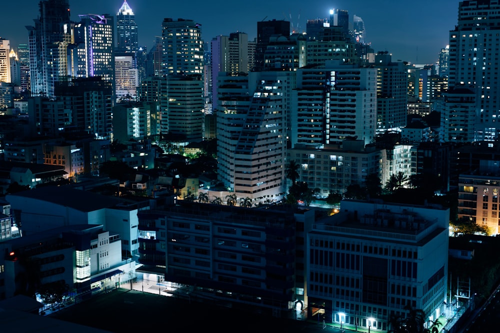 Photographie aérienne d’une évasion de la ville pendant la nuit