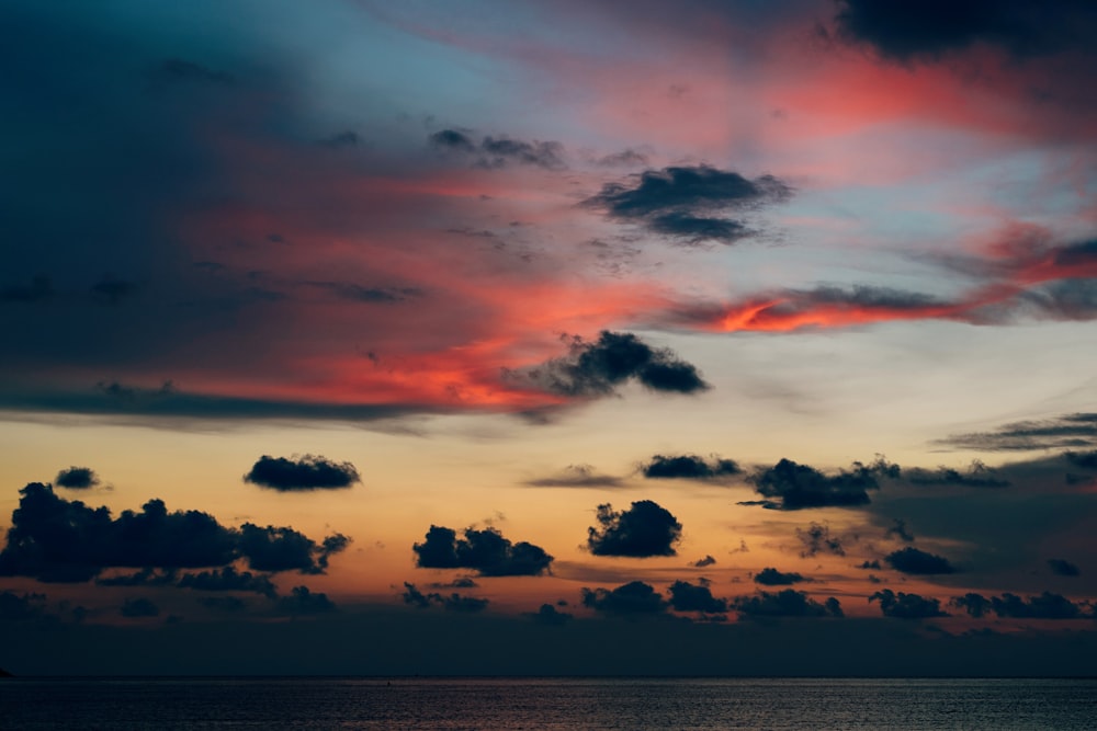 ゴールデンアワーの黒い雲のローアングル写真