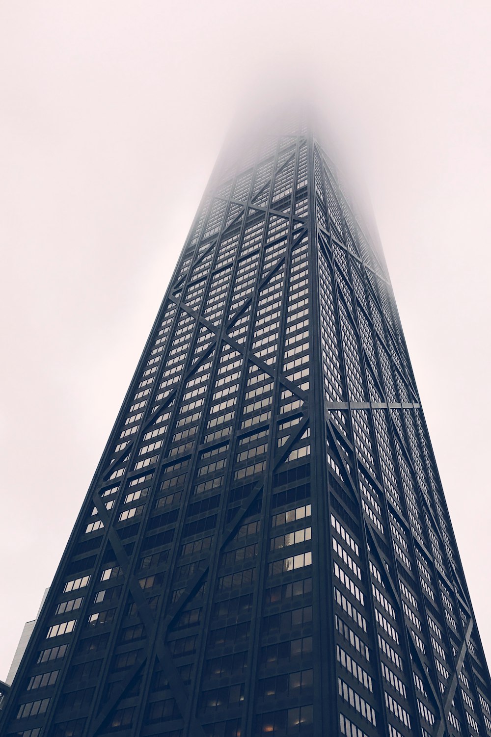검은 고층 건물의 로우 앵글 사진