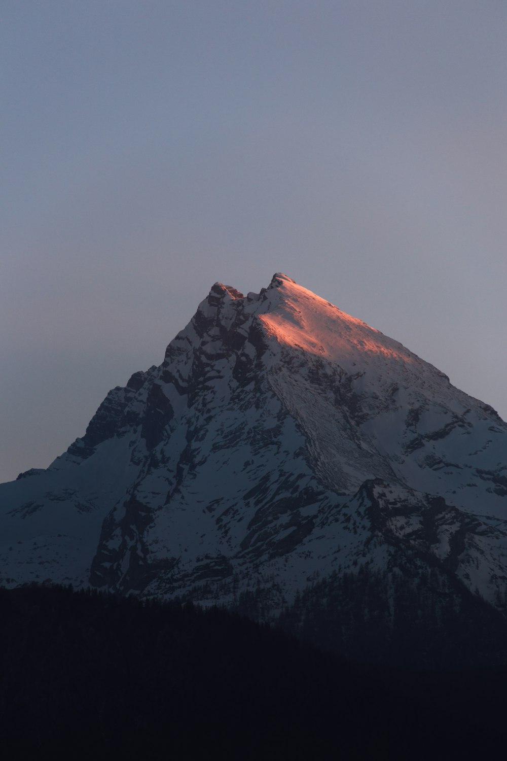 Alpes montañosos bajo la hora dorada