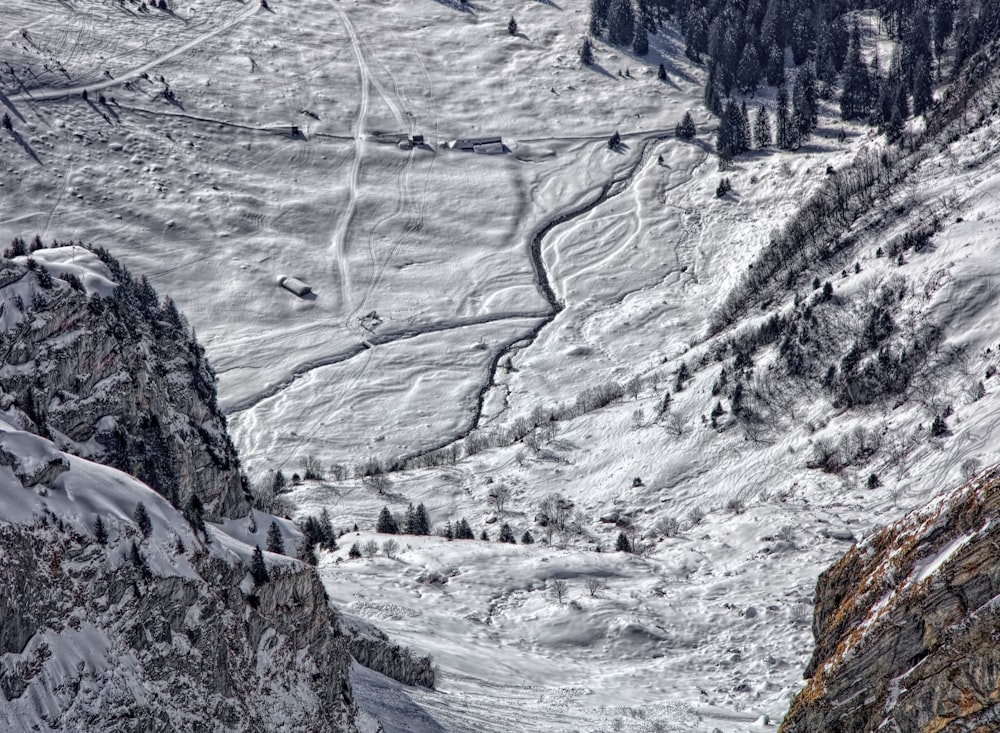 snowy mountain during daytime