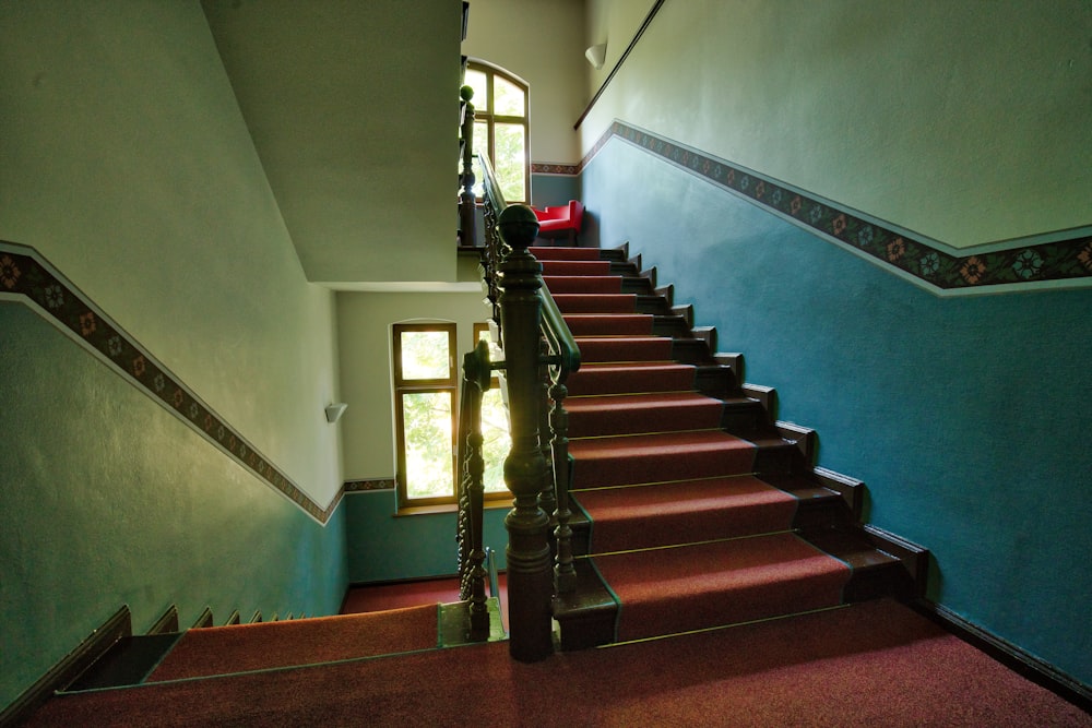 空っぽの茶色の階段