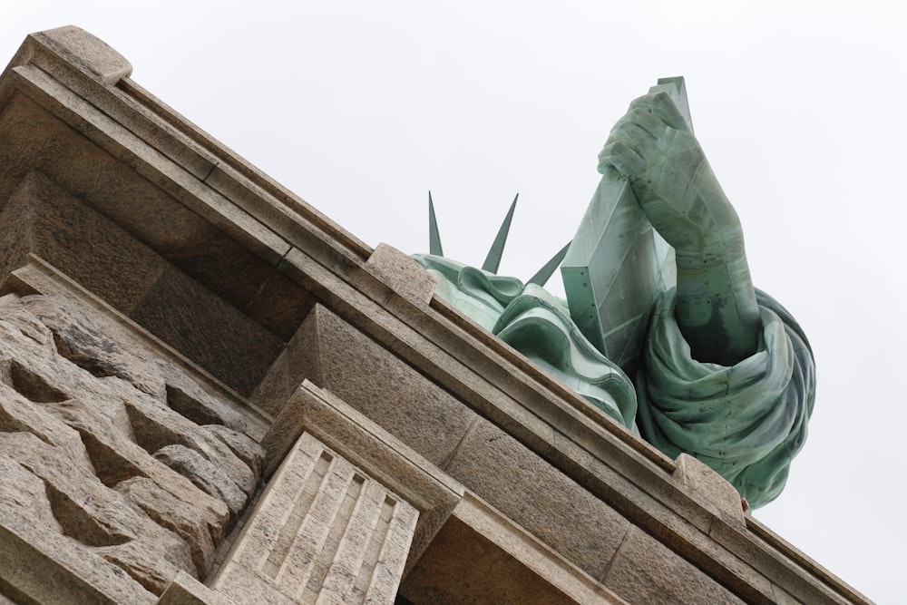 Foto de ángulo bajo de la Estatua de la Libertad