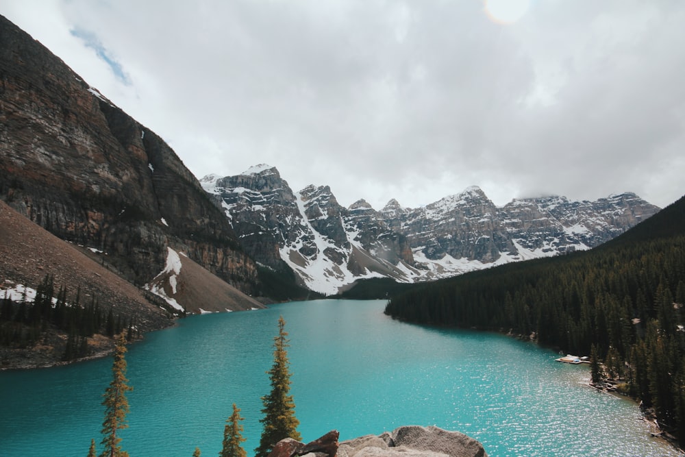 Un lago blu circondato da montagne e alberi