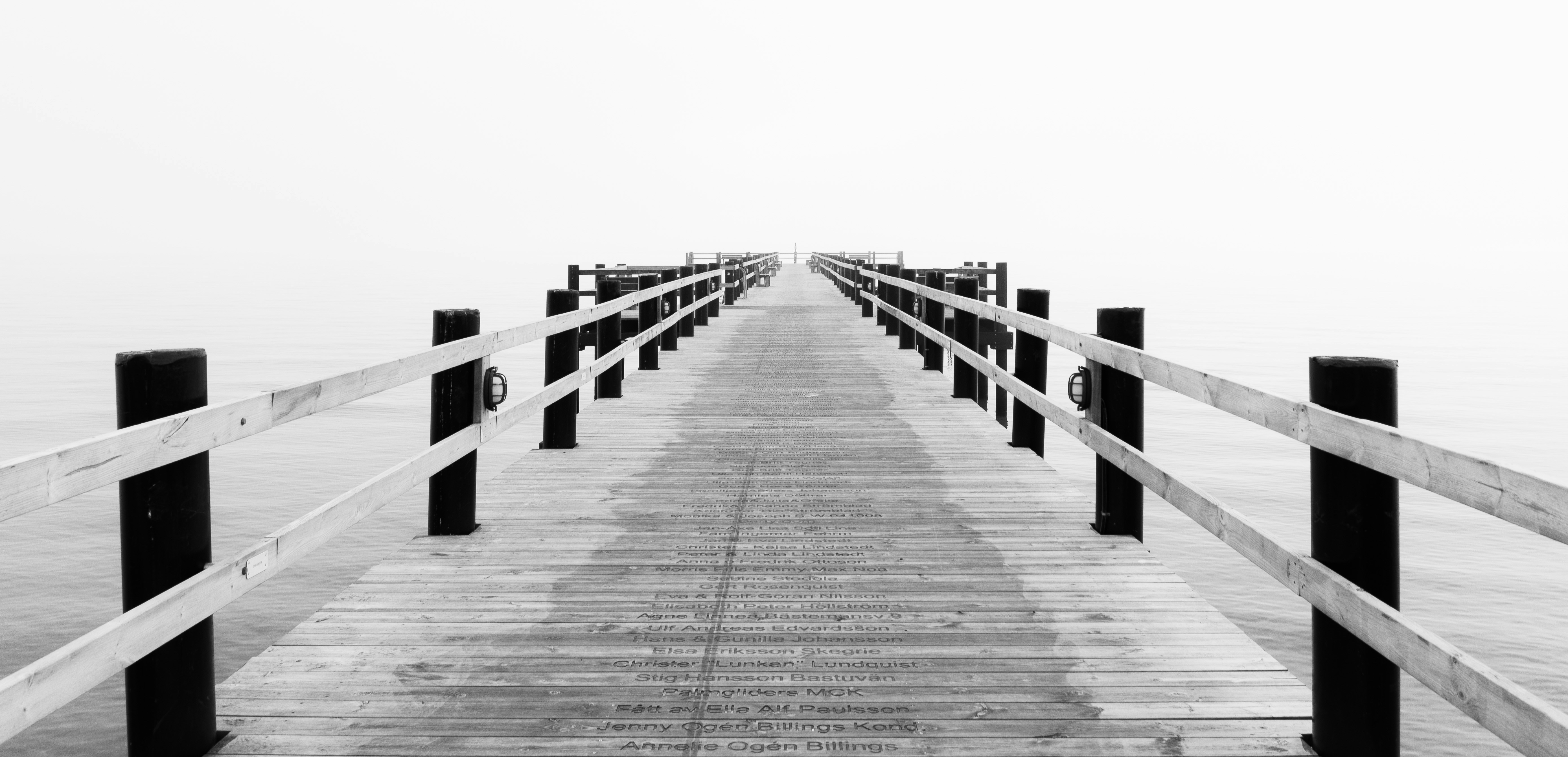 Схевенингенский пирс. Пирс на озере. Красивые пирсы на озере проекты. Человек на пирсе у моря. Путем пирс.