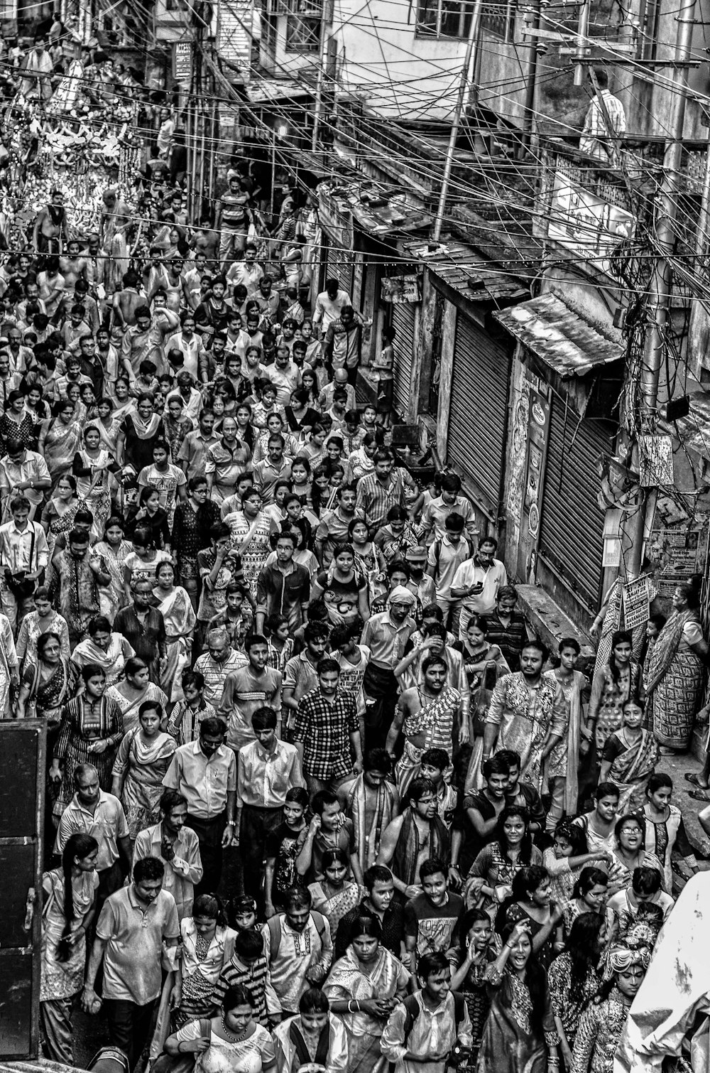 Graysale fotografía de personas durante el desfile