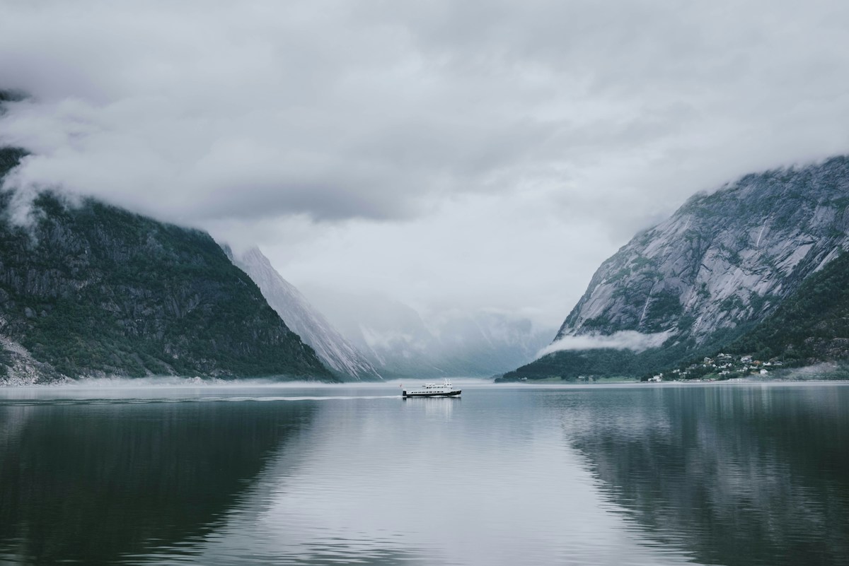雾中湖景