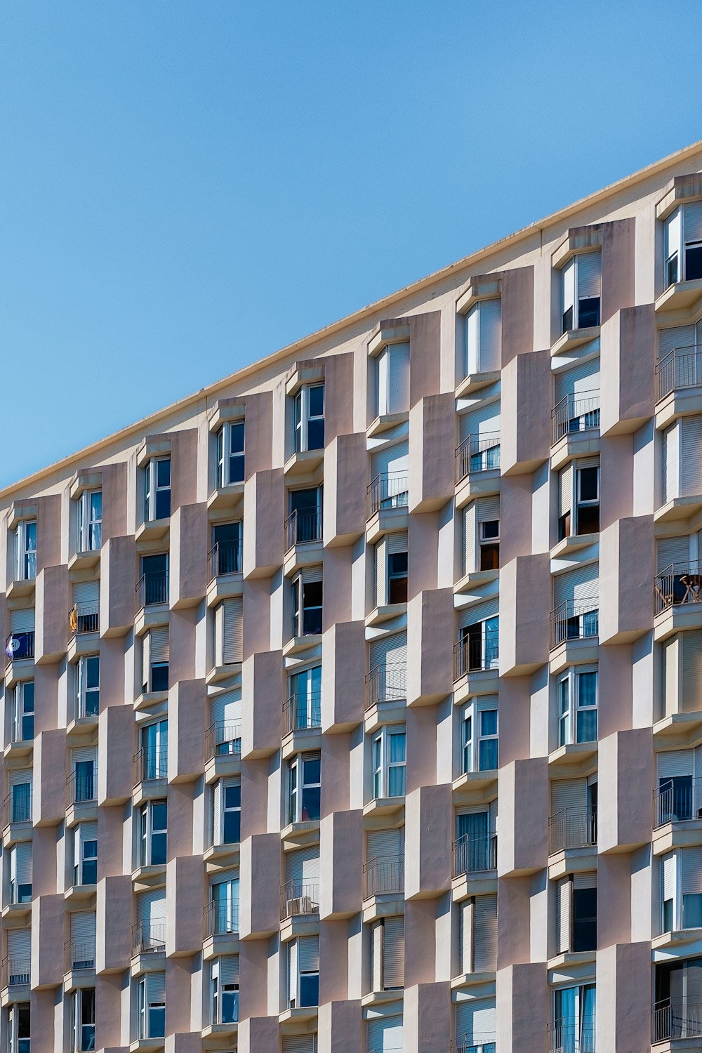 foto ad angolo basso dell'edificio in cemento grigio