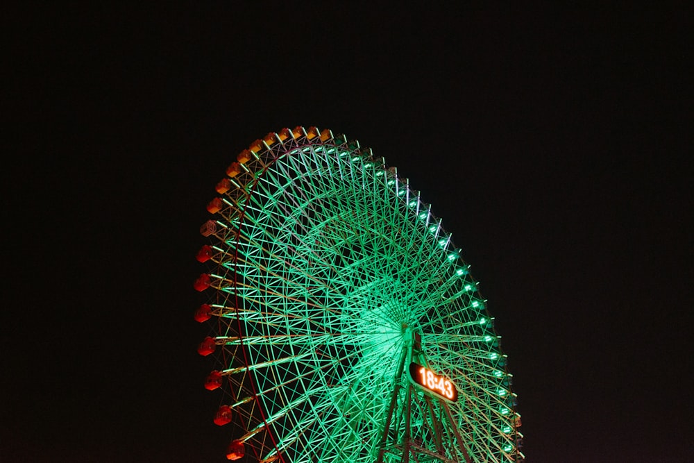 green and red ferris wheel