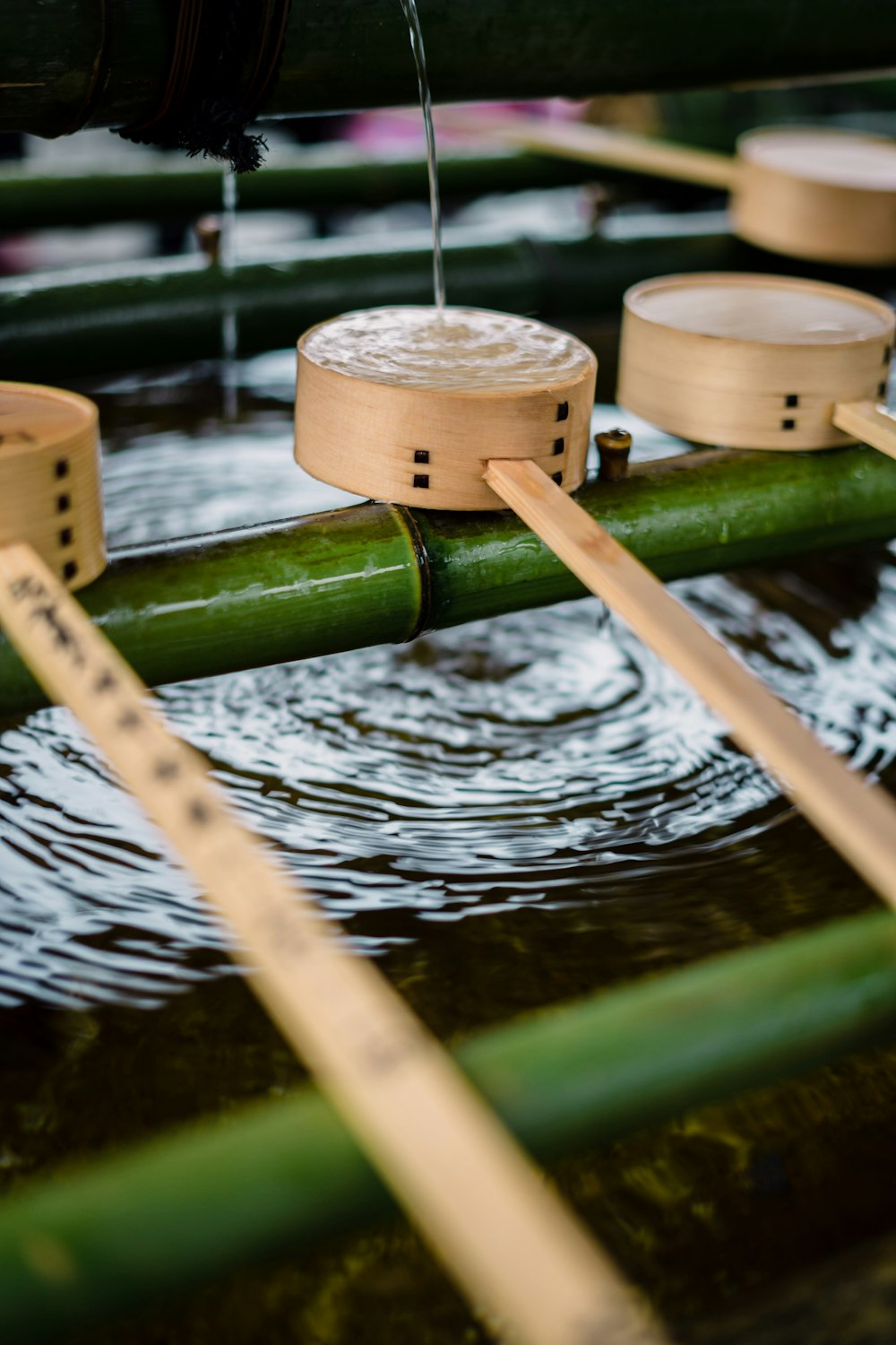 水上の茶色の木製スタンド