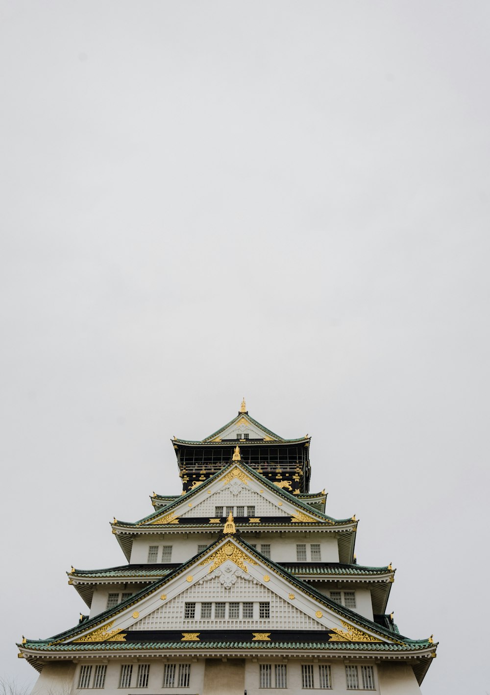 Edifício do pagode branco e preto
