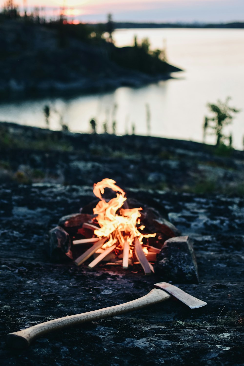 mini feu de joie à côté d’une hachette