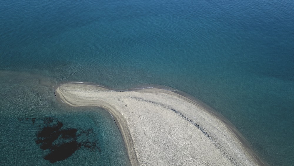 Prise de vue par drone de sable dans l’océan bleu clair, Μύτη Ποσειδίου