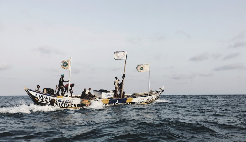 Menschen, die tagsüber auf dem Boot segeln