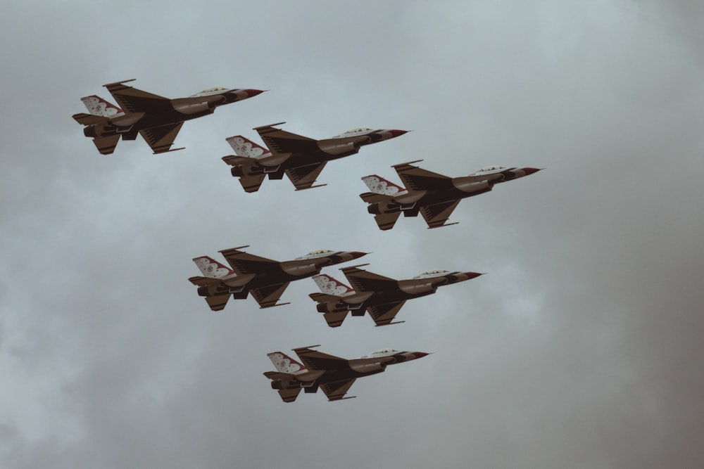 Seis aviones de combate