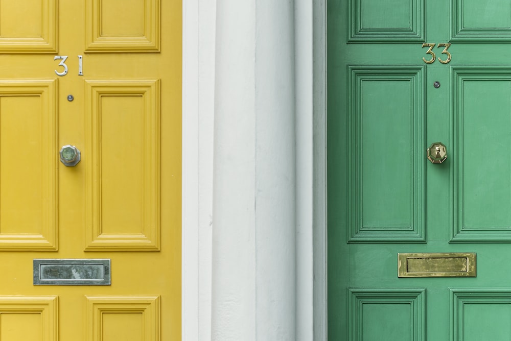 黄色いドアの横の緑のドア