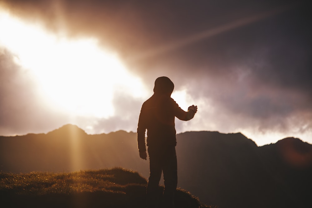 Silhouette eines Mannes auf einer Klippe