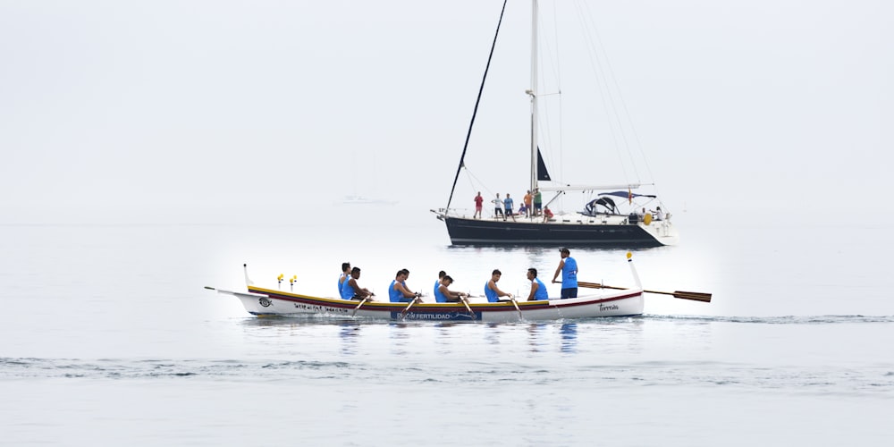 personnes ramant sur un bateau pendant la journée