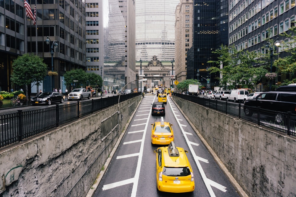 veículos na estrada perto de edifícios