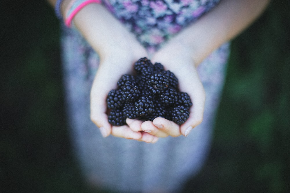 Frau mit Blaubeeren, die tagsüber genommen werden