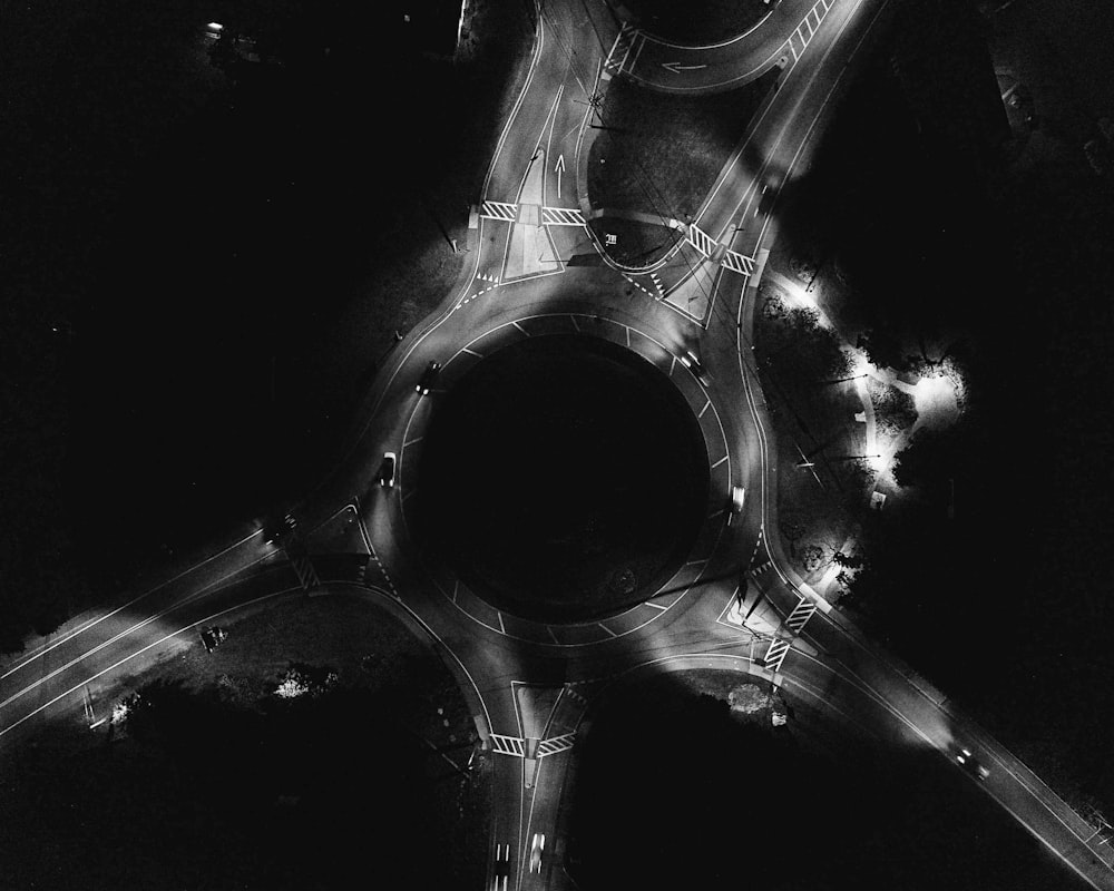 Photographie aérienne d’une route en béton