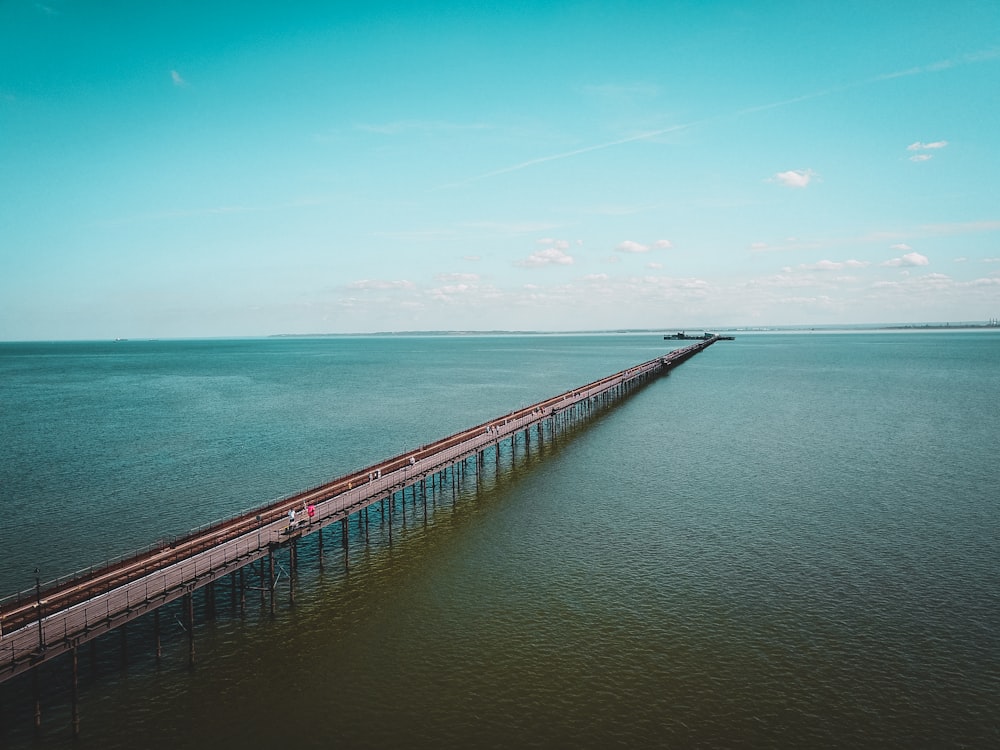 pont entre le plan d’eau