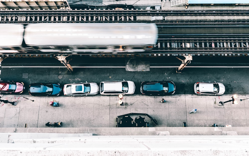 Fotografia piatta di auto parcheggiate accanto all'edificio