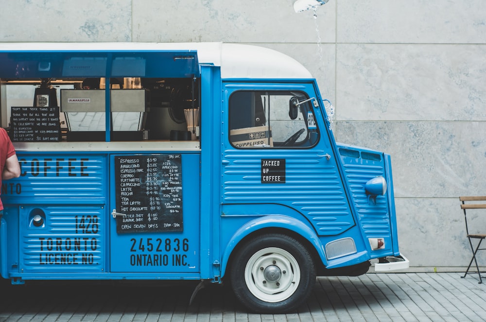 Camion de cuisine de rue bleu
