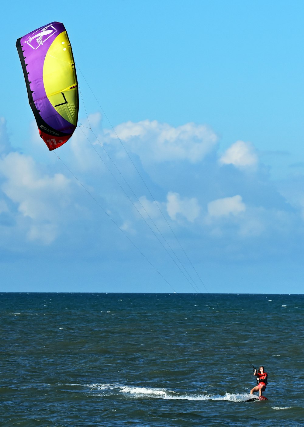 Hombre haciendo windsurf durante el día