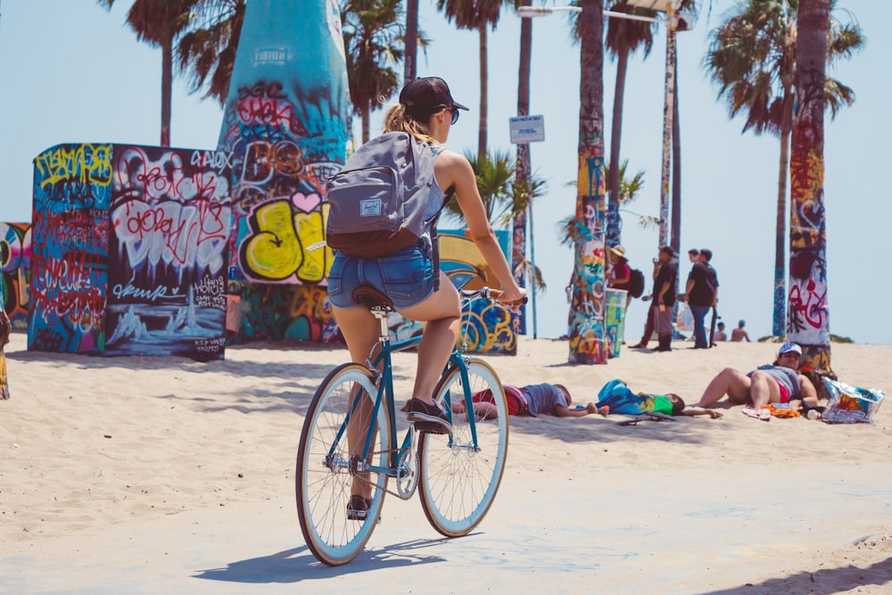 femme équipant sur un vélo