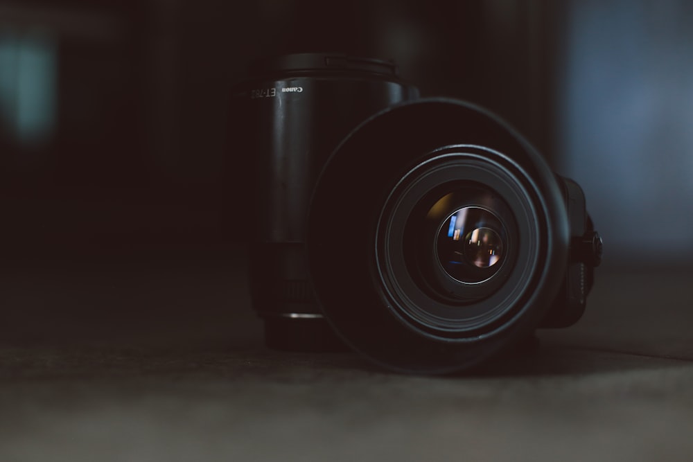 Fotografía de enfoque superficial de lentes de cámara DSLR negras