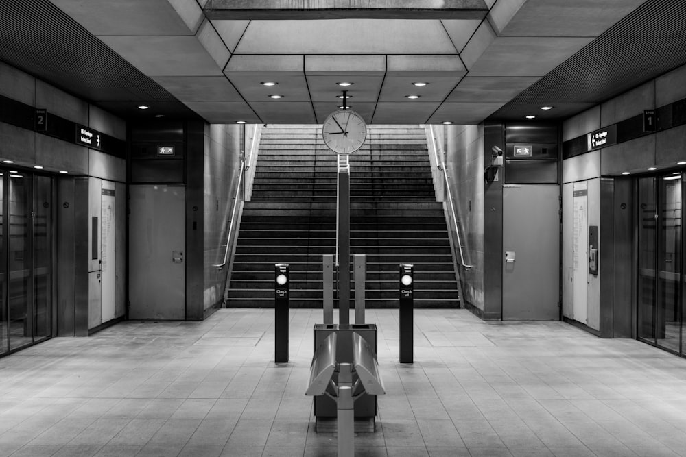 Foto en escala de grises de las escaleras del edificio