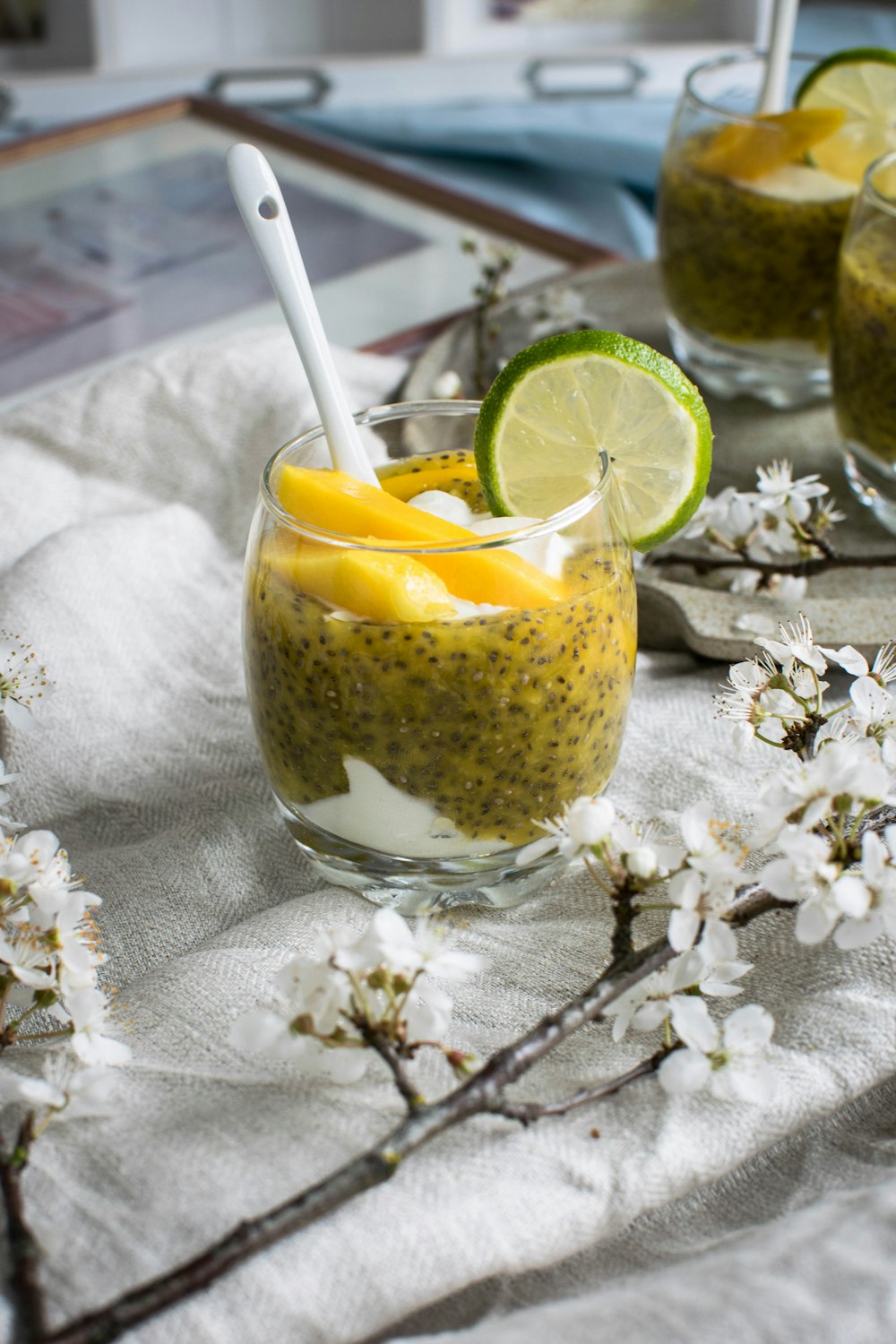 Vaso de roca transparente con rodajas de lima