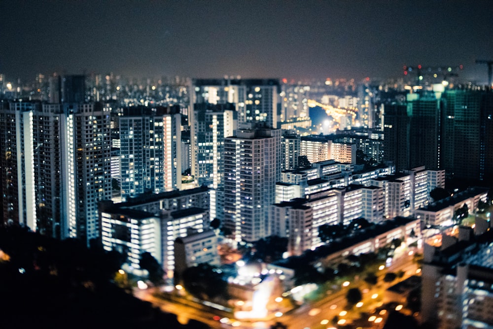 Fotografía de un edificio de gran altura por la noche