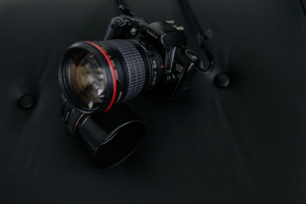 schwarze Canon EOS DSLR-Kamera
