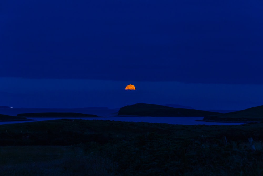 Orangefarbener Mond in der Nacht