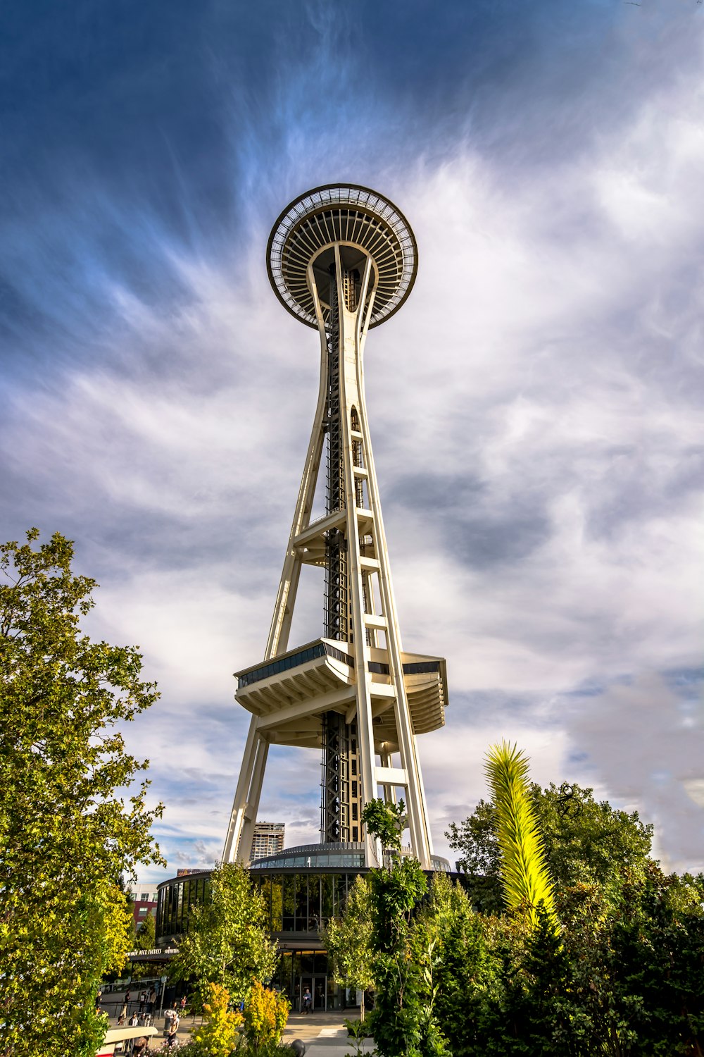 fotografia ad angolo basso dello Space Needle durante il giorno