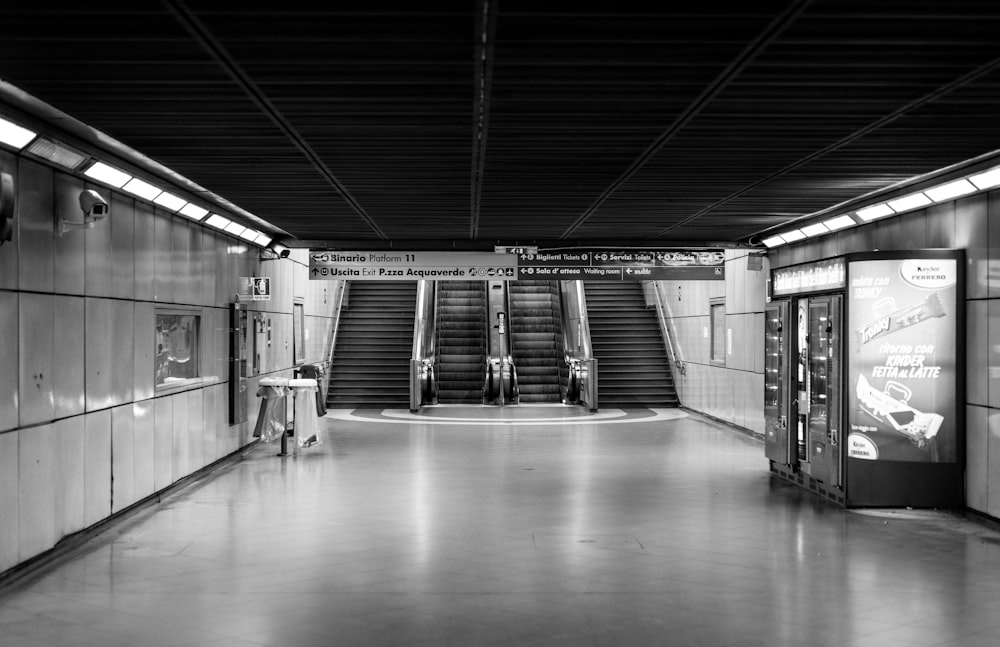 Escaleras de la estación de metro con máquina expendedora