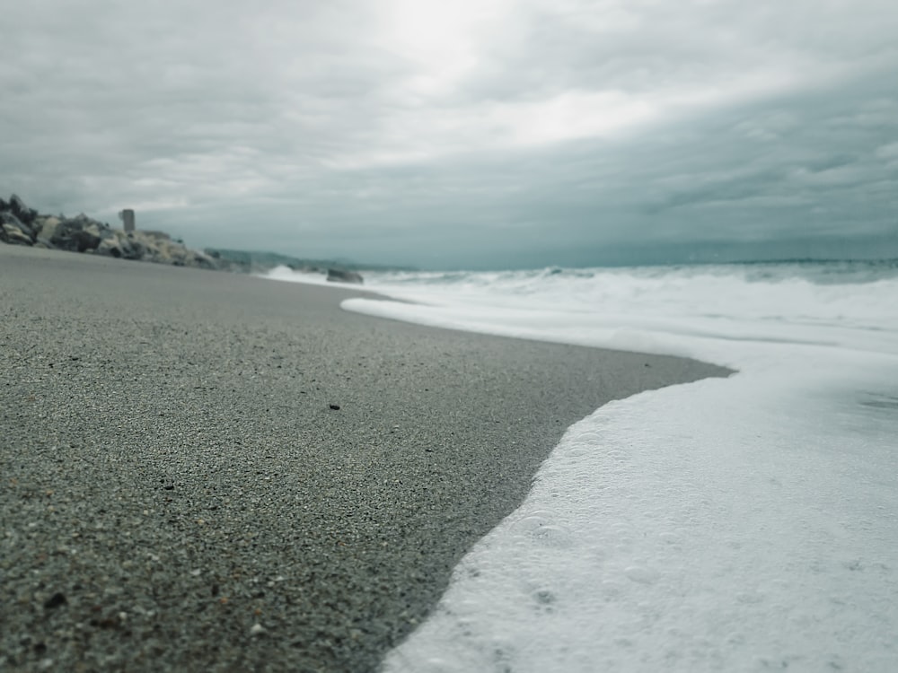 Plage sous ciel nuageux