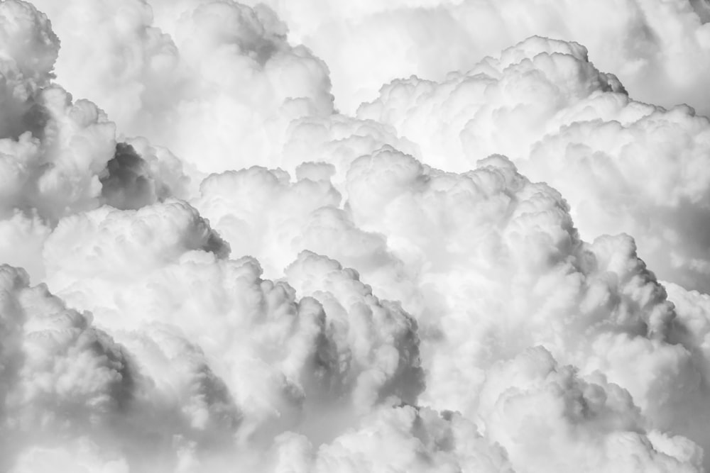 Une photo en noir et blanc de nuages dans le ciel